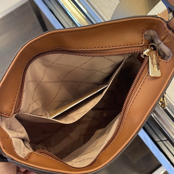 MICHAEL KORS
Jet Set Travel Small Signature Logo Messenger Bag
Brown 
NWT - Picture 9 of 16